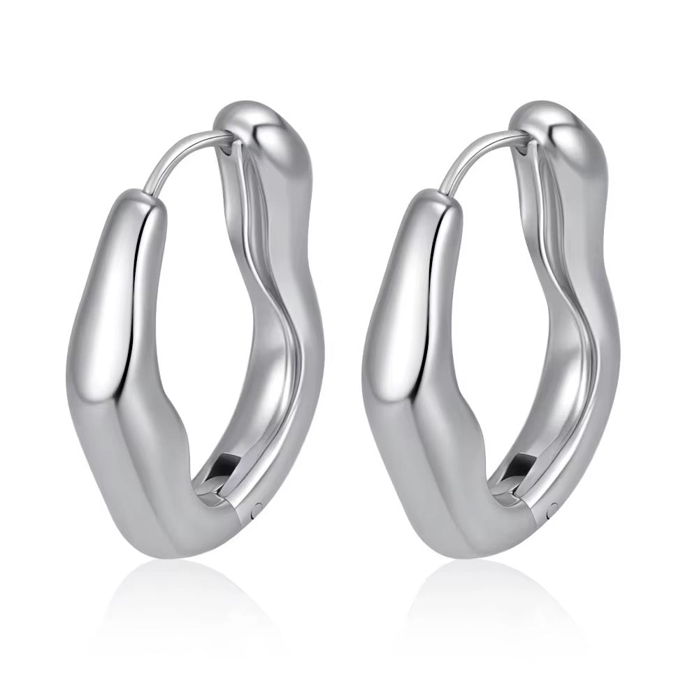 Naya Wavy Hoops Silver💧